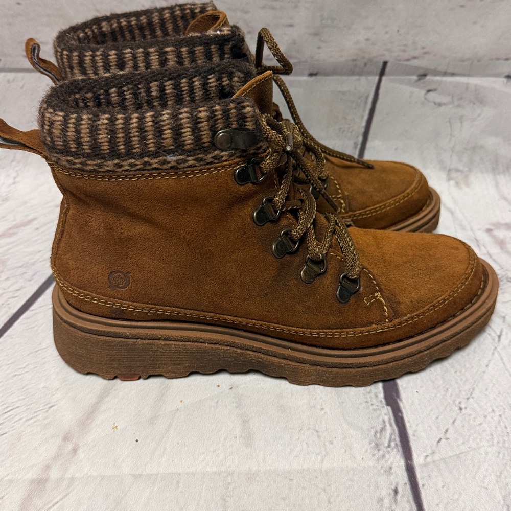 Born “Orlene” Lace-up Hiking Boot in Brown Women’s Size 7